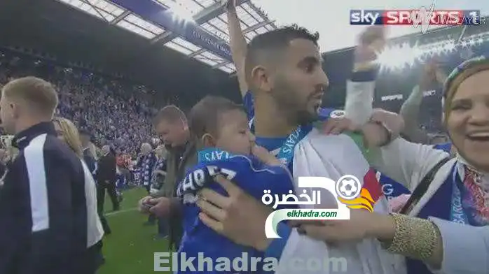 صور.. محرز يحتفل مع ابنه وزوجته ووالدته فى أرض الملعب بعد الفوز بالدورى الانجليزى