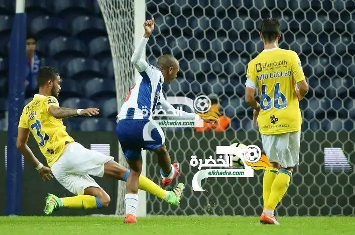 براهيمي هداف ويقود بورتو لاعتلاء صدارة الدوري البرتغالي بثلاثية في شباك أروكا