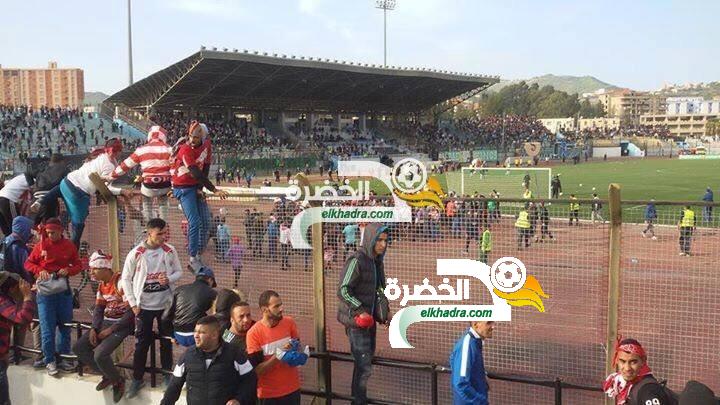 بالصور: سقوط جرحى في أحداث شغب بين جماهير مولودية بجاية ومولودية وهران