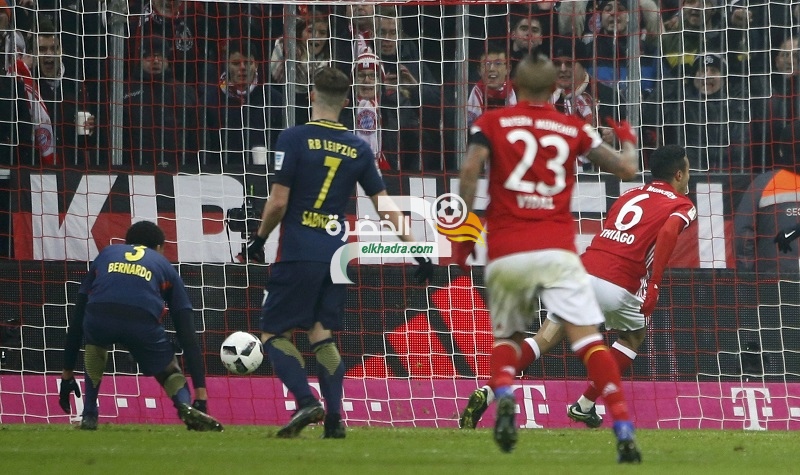 بايرن ميونيخ يتجاوز لايبزيج بثلاثية لينفرد بصدارة الدوري الألماني