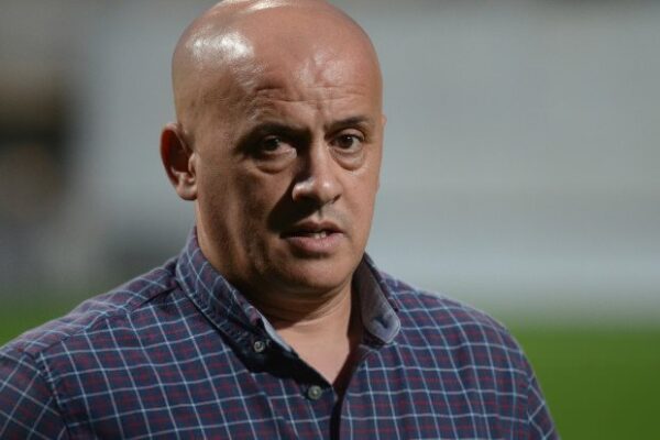 عمر غريب.. “الفاف” تتآمر ضد قرباج وأنا قادر على إخراج 50 ألف مناصر للشارع