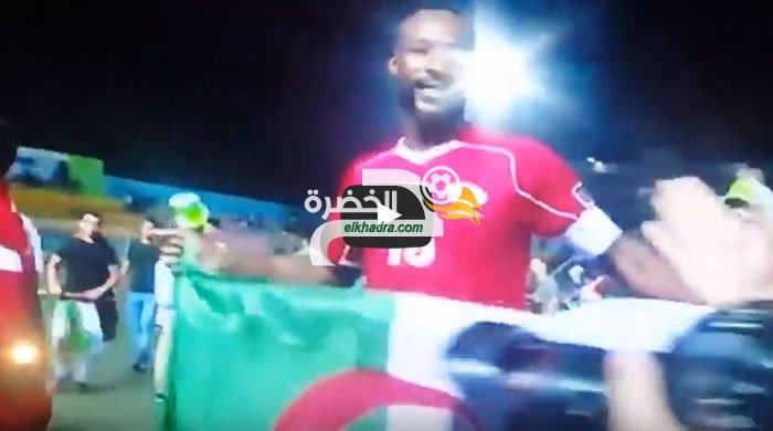 فلسطين تحتفل بالعلم الجزائري بعد الفوز على عمان 1