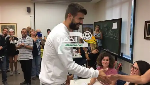 بيكيه يصوت في الاستفتاء على كتالونيا .. وتشافي: ما يحدث “عار”