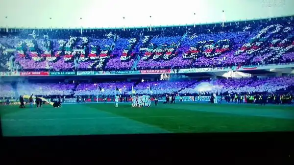 بالفيديو : شاهد تيفو العالمي لأنصار مولودية الجزائر ضد فريق الإتحاد و الدخلة الخرافية قبل بداية الداربي