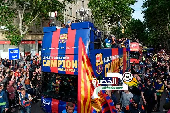 صور من موكب برشلونة إحتفالاً بثنائية الدوري والكأس مع جماهيره