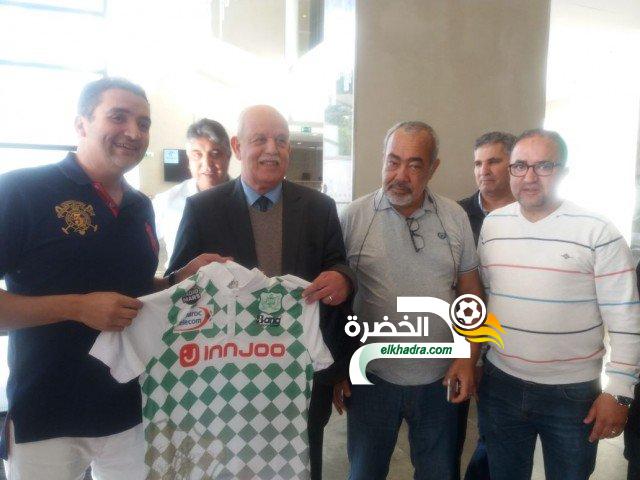 بالصور .. رابح سعدان يزور بعثة فريق الدفاع الحسني الجديدي في مقر إقامتهم في الجزائر