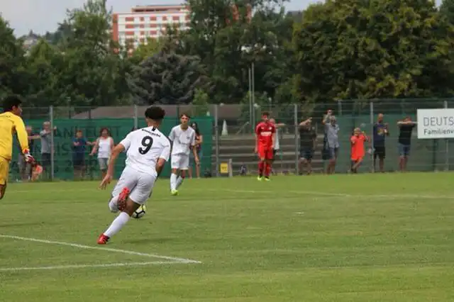 الجزائري ماسيل سعيد بفوز فريقه على أولمبيك مارسيليا في الدوري الأوروبي !