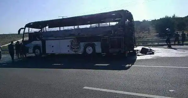 بالصور: حافلة وفاق سطيف تحترق في اقبو