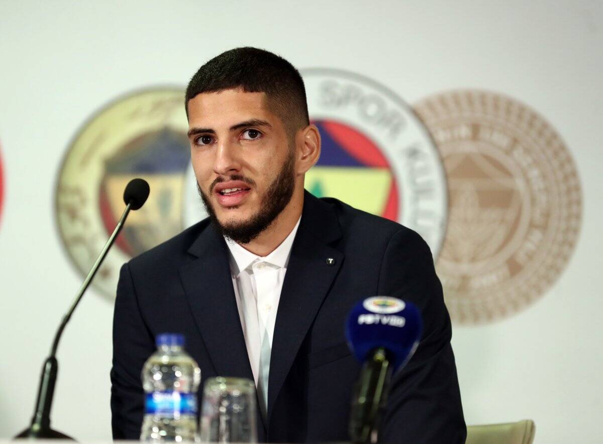 “فنربخشة” التركي يقدّم لاعبه الجزائري “بن زية” لوسائل الإعلام 1