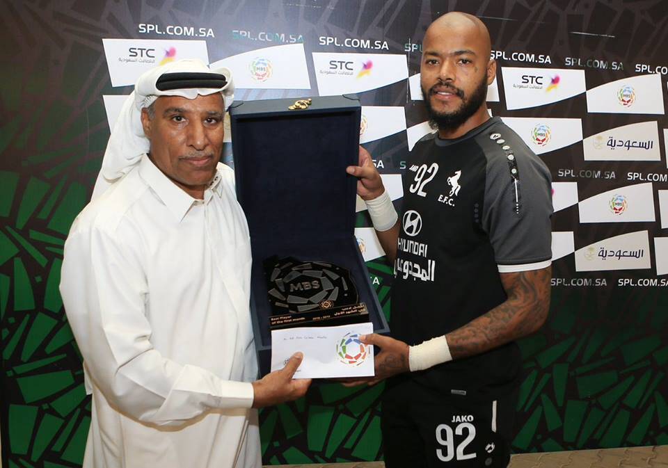 مبولحي يتحصل على جائزة أفضل لاعب في الدوري السعودي