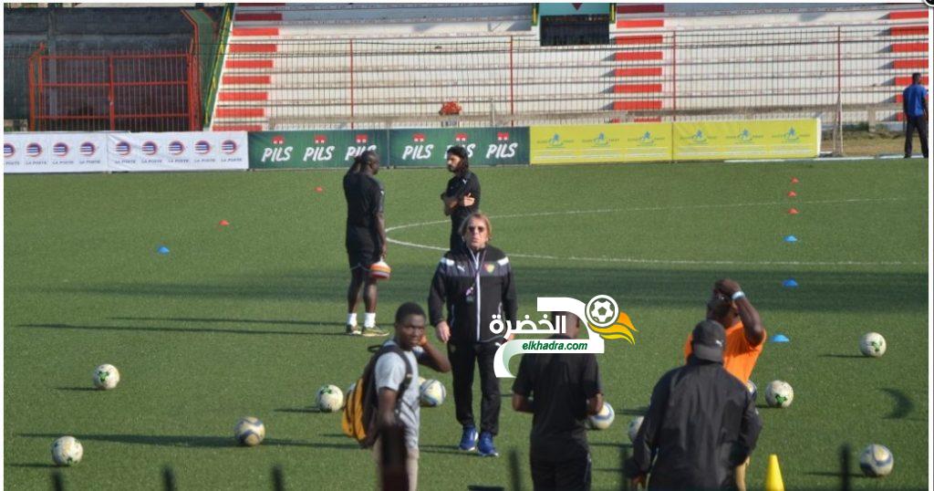 الطوغو – الجزائر :صور الأرضية الكارثية لملعب المبارة