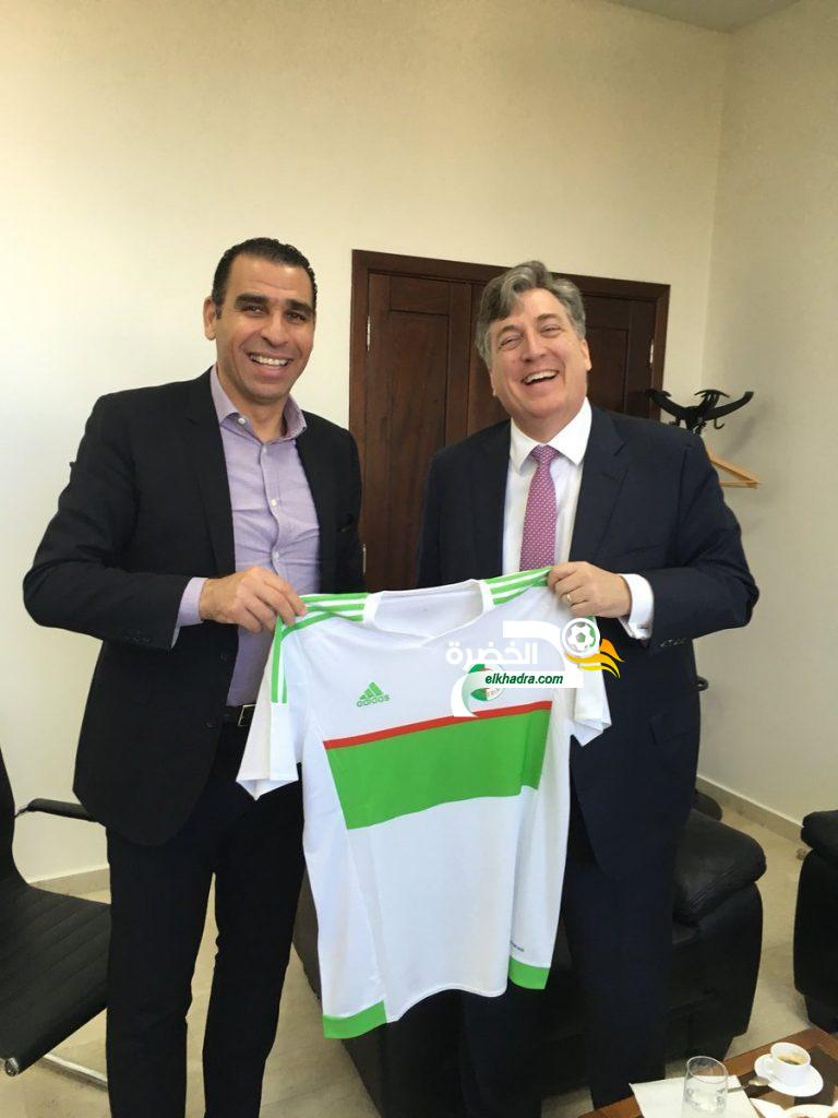 بالصور .. السفير الامريكي في زيارة لمقر الفاف