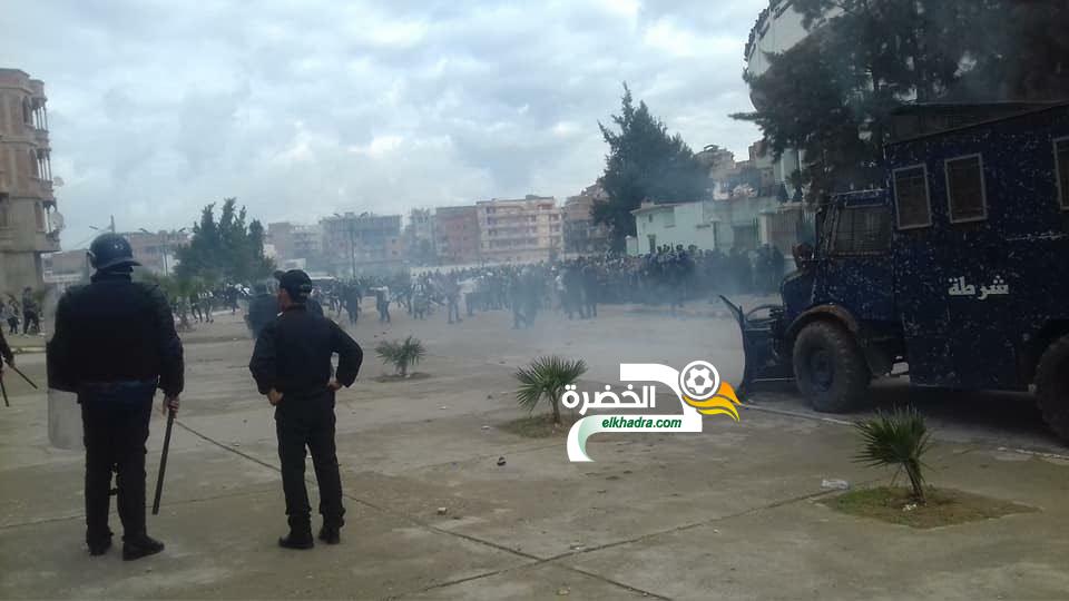 بالصور.. جرحى وسط الشرطة والجماهير بسبب أعمال الشغب بملعب جيجل 1