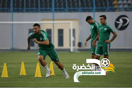 المنتخب الوطني بالبدلة الخضراء و المنتخب السنغالي بالزي الأبيض