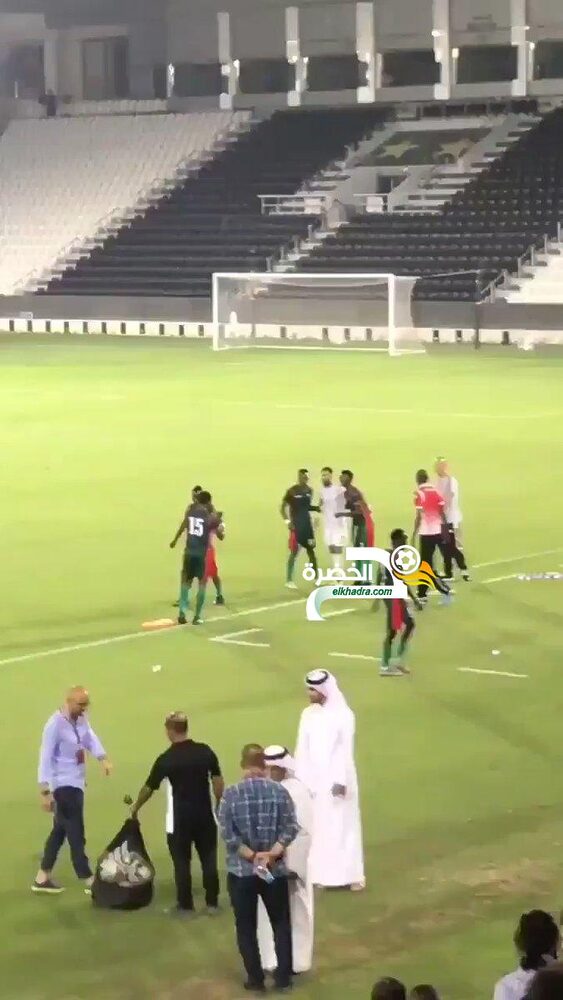 فيديو .. لاعبي بورندي يتهافتون على رياض محرز لإلتقاط صورة معه 26 فيديو .. لاعبي بورندي يتهافتون على رياض محرز لإلتقاط صورة معه 26