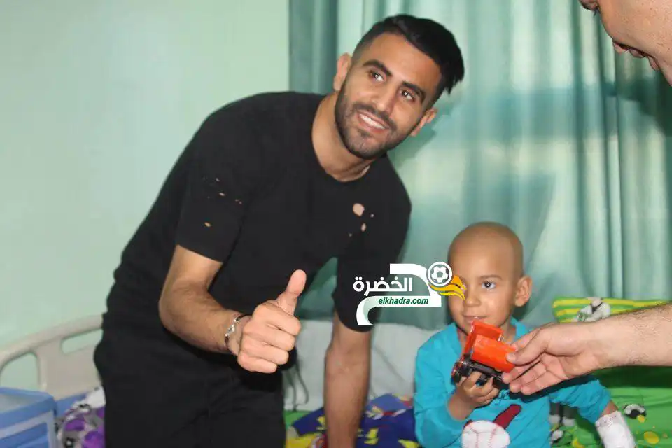بالصور .. رياض محرز يزور الأطفال المرضى بالسرطان بالحاسي وهران