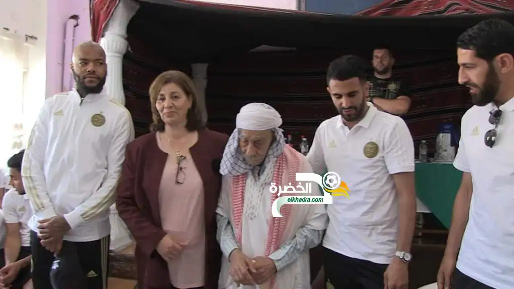 صور زيارة لاعبي المنتخب الوطني لدار المسنين من اجل مشاركتهم فرحة العيد ⁦