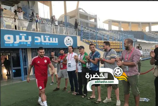 الصحافة الجزائرية تقيم ممراً شرفياً للاعبي الخضر