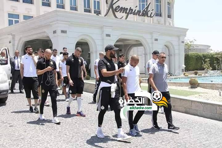 اللاعبون في جولة خفيفة خارج الفندق قبل مباراة غينيا