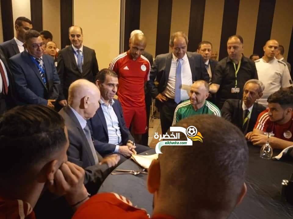 بالصور.. لاعبو المنتخب الوطني يلتقون رئيس الدولة عبد القادر بن صالح