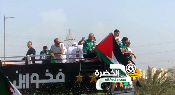 بالصورة .. فيغولي يحتفل بالعلم الفلسطيني وسط شوارع الجزائر ! 1