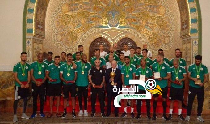 إسداء أوسمة من مصف الاستحقاق الوطني لعناصر المنتخب الجزائري 1