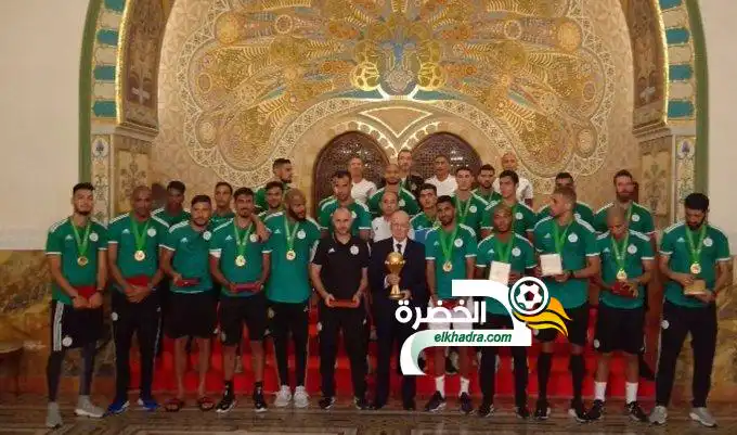 إسداء أوسمة من مصف الاستحقاق الوطني لعناصر المنتخب الجزائري
