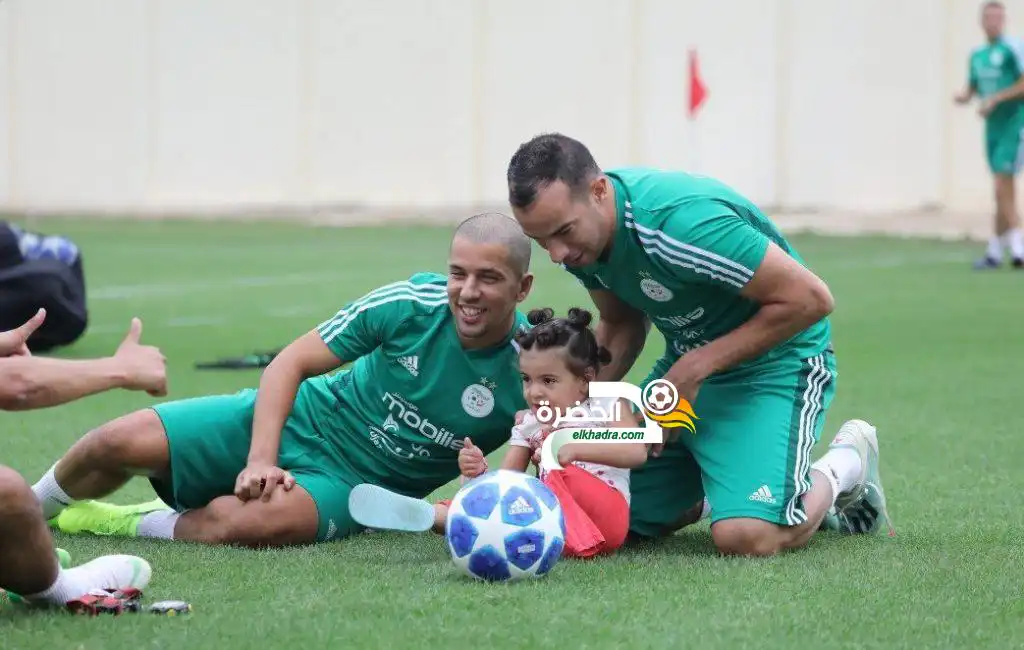 بالصور .. المنتخب الوطني يحظى بزيارة خاصة من أطفال جمعية الأمل لمرضى السرطان