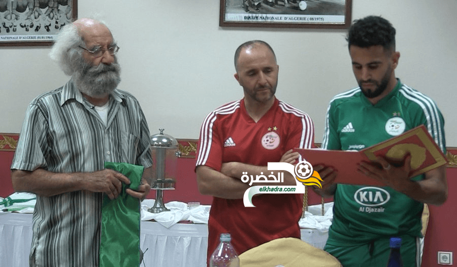 لاعب منتخب جبهة التحرير محمد معوش يزور لاعبي المنتخب الوطني 1