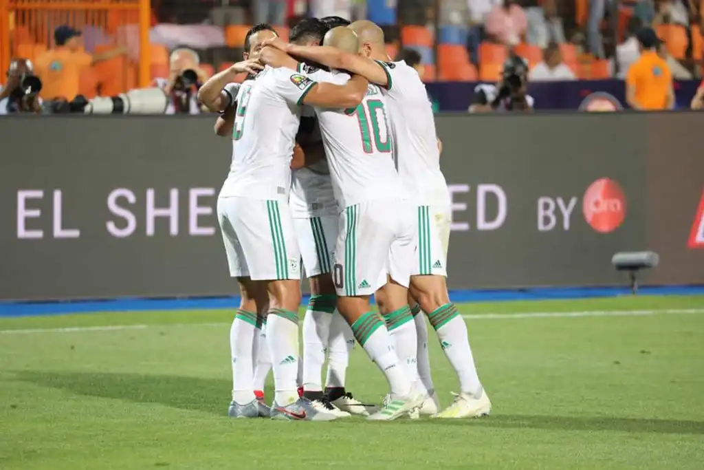 المنتخب الوطني بالبدلة البيضاء أمام منتخب كولومبيا