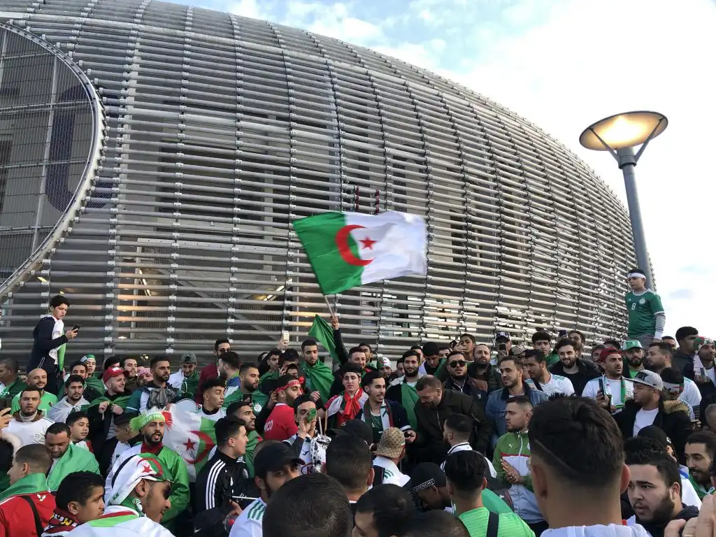 بالصور .. الجزائر – كولومبيا : الجماهير الجزائرية بقوة في ملعب بيار موروا