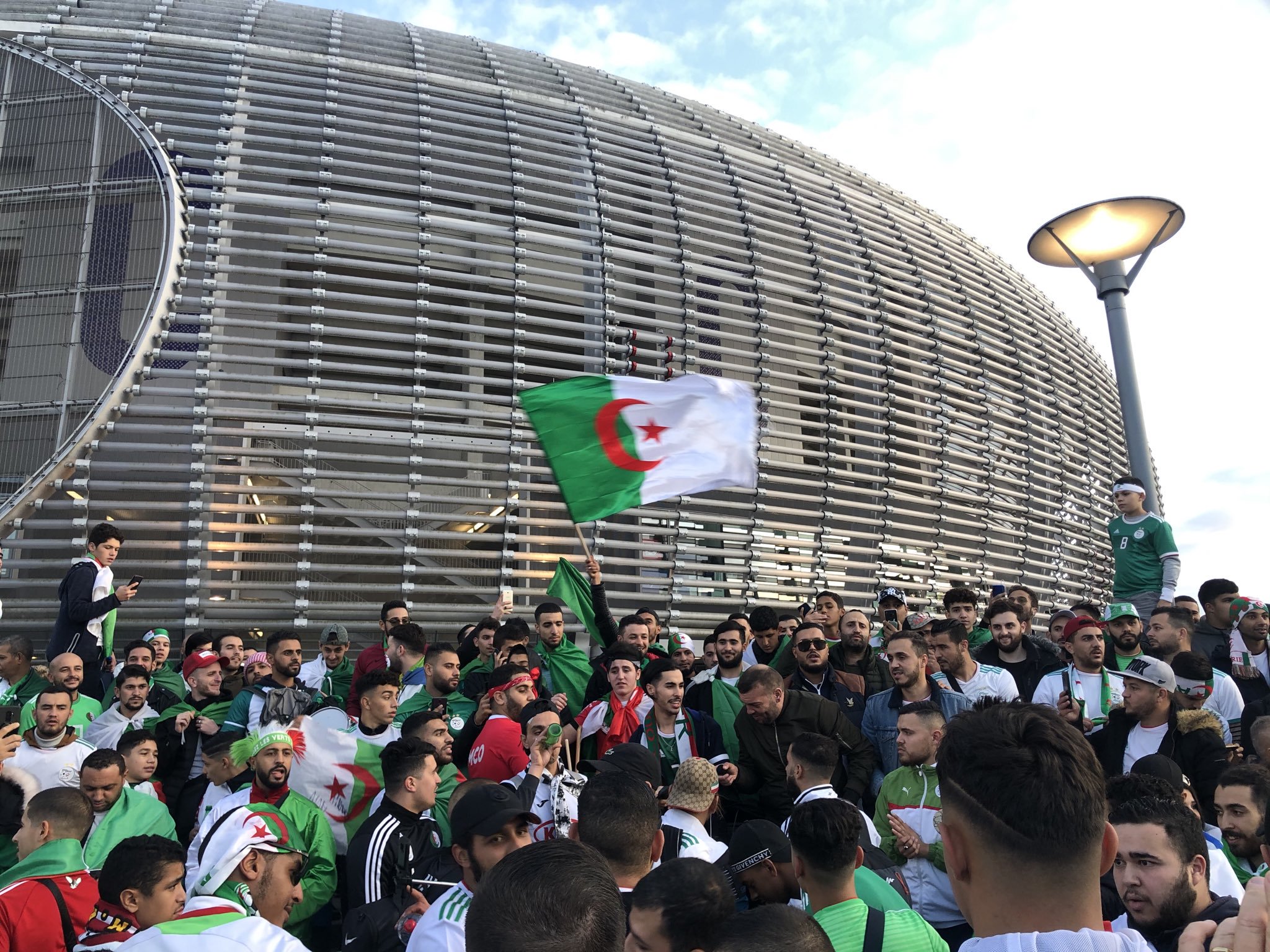 بالصور .. الجزائر - كولومبيا : الجماهير الجزائرية بقوة في ملعب بيار موروا 1