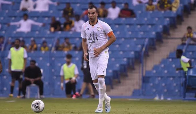 الشباب السعودي يرفض مغادرة مدافعه الجزائري جمال بلعمري
