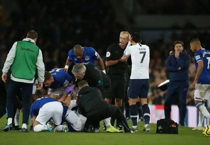 الدوري الانجليزي : إصابة خطيرة لأندري غوميش والمتسبب يصاب بحالة هيستيرية!