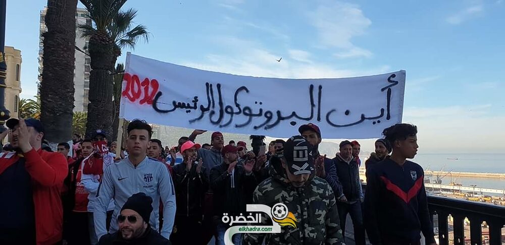 جماهير مولودية وهران تنظم وقفة احتجاجية أمام مقر الولاية 30 جماهير مولودية وهران تنظم وقفة احتجاجية أمام مقر الولاية 30