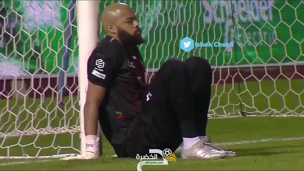 مبولحي يجلس و يترك المرمى فارغ في الدوري السعودي 27 مبولحي يجلس و يترك المرمى فارغ في الدوري السعودي 27