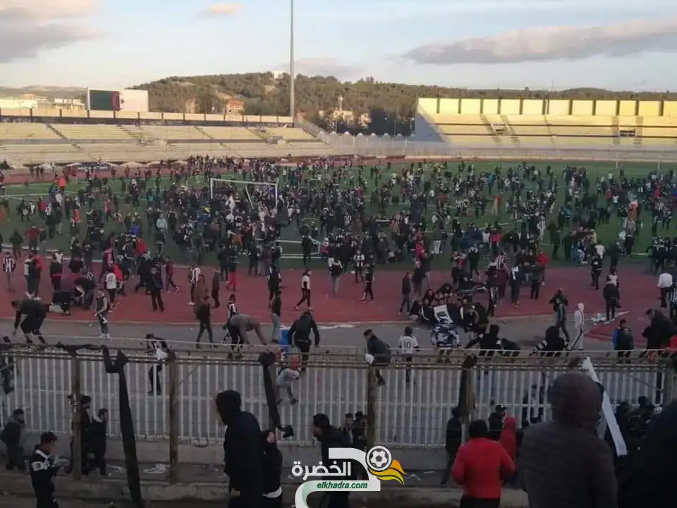 “داربي الشرق” بين البرج وسطيف ينتهي بأعمال شغب مؤسفة في ملعب 20 اوت