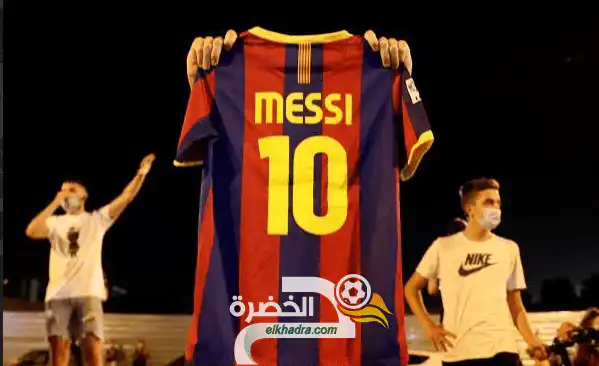 جماهير برشلونة يهتفون لميسي ويطالبونه بالبقاء