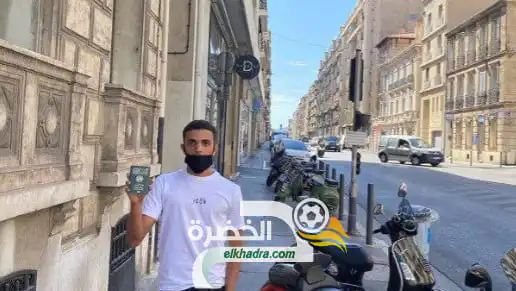 كريم زدادكة لاعب نابولي الإيطالي يستخرج جواز سفره الجزائري