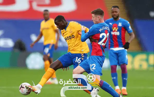 إيفرتون يفوز على كريستال بالاس ويتصدر الدوري الإنجليزي
