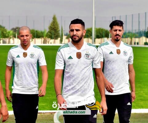 المنتخب الوطني بالقميص الأبيض وزيمبابوي بالقميص الأصفر