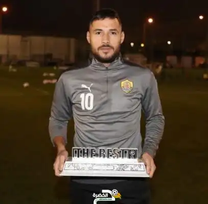 يوسف بلايلي يستلم جائزة افضل لاعب خلال شهر ديسمبر بالدوري القطري
