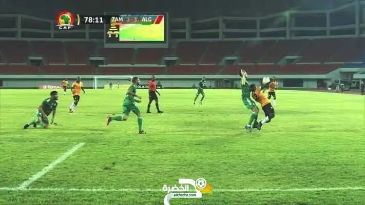 بالفيديو ضربة جزاء خيالية يصفرها الحكم لزامبيا ضد الجزائر