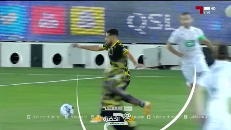 شاهد يوسف بلايلي نجم نادي قطر تعرض للطرد بعد هذا التدخل مع علي قادري لاعب الأهلي 1