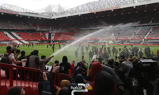 مانشستر يونايتد يعلن أنه سيعاقب أي مشجع يثبت تورطه في سلوك إجرامي أو عدائي