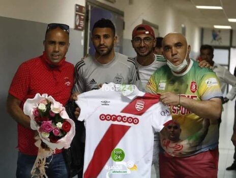 أنصار النادي الإفريقي التونسي يهدون محرز قميص الفريق 11