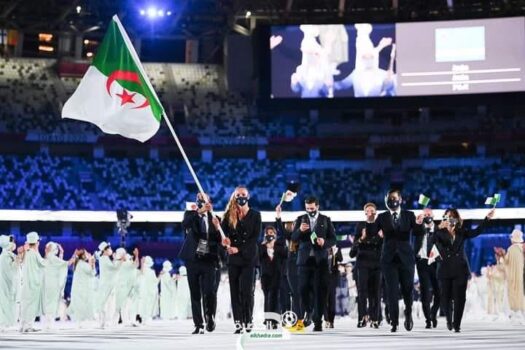 فليسي ومليح يحملان علم الجزائر في حفل افتتاح أولمبياد طوكيو الصيفي 2020 1