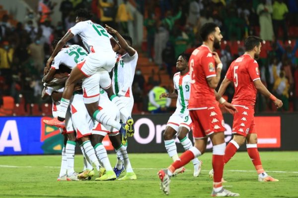 بوركينا فاسو 1-0 تونس : منتخب الخيول يحسم المواجهة أمام نسور قرطاج في ربع نهائي