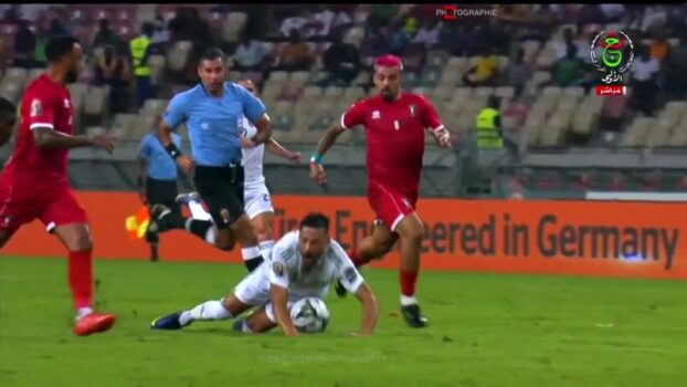 شاهد لقطات عجيبة من مباراة الجزائر ضد غينيا الإستوائية 14
