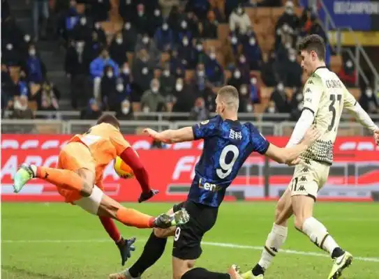 الدوري الإيطالي : إنتر ميلان يفوز على فينيزيا بالدقيقة 90